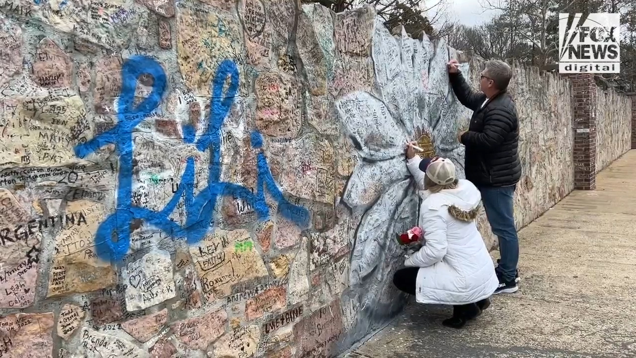 Lisa Marie Presley's fans leave her kind notes at Graceland