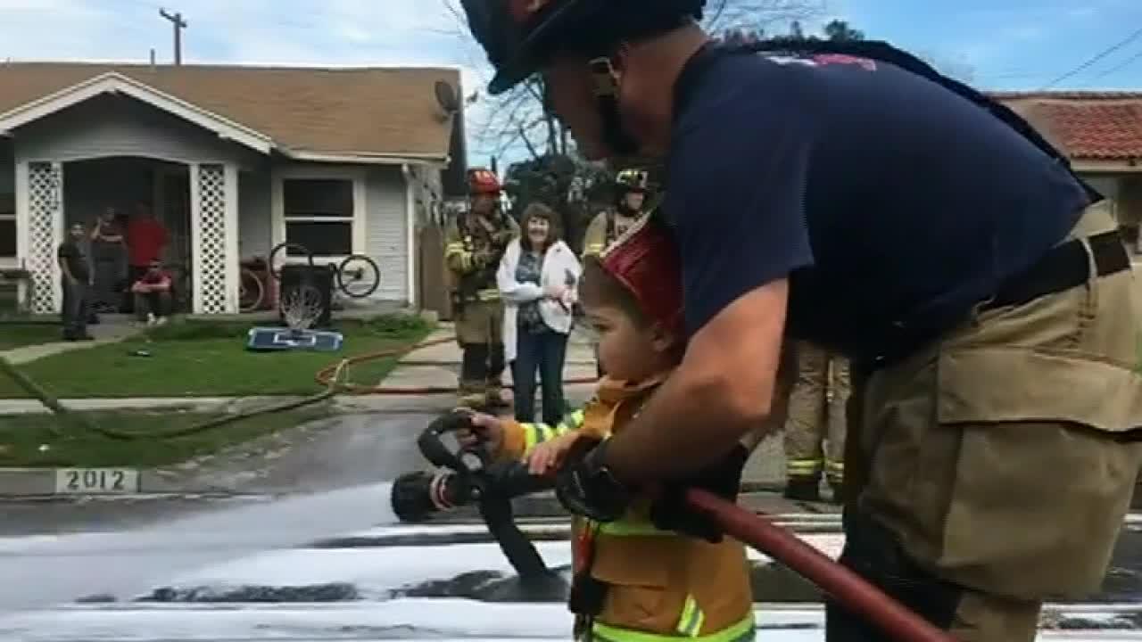 Fresno toddler helps firemen responding to a call