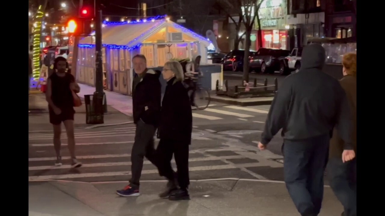 Писател-призрак на Байдън, забелязан по улиците на Ню Йорк часове след като законодателите на Републиканската партия го изтръгнаха по време на разгорещеното изслушване на Hur