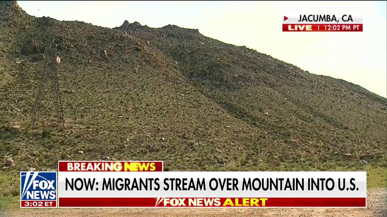 Мигранти, уловени на ново видео, стриймващо надолу по отдалечения планински склон в Калифорния, за да пресекат незаконно границата