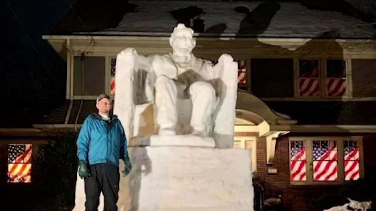 New Jersey man builds snow sculpture of Lincoln Memorial