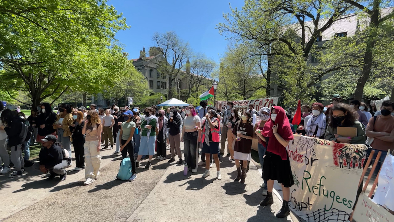 Исканията на студентите в лагера на Чикагския университет включват спиране на финансирането на полицията, обезщетения, намаляване на емисиите