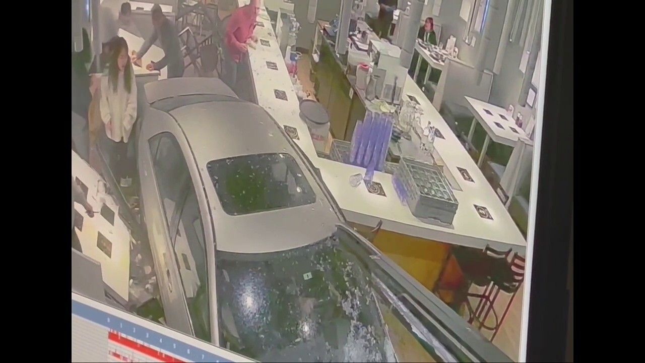 Видео показва момент, в който кола се блъска в ресторант на щата Вашингтон, разминавайки клиенти, вечерящи на косъм