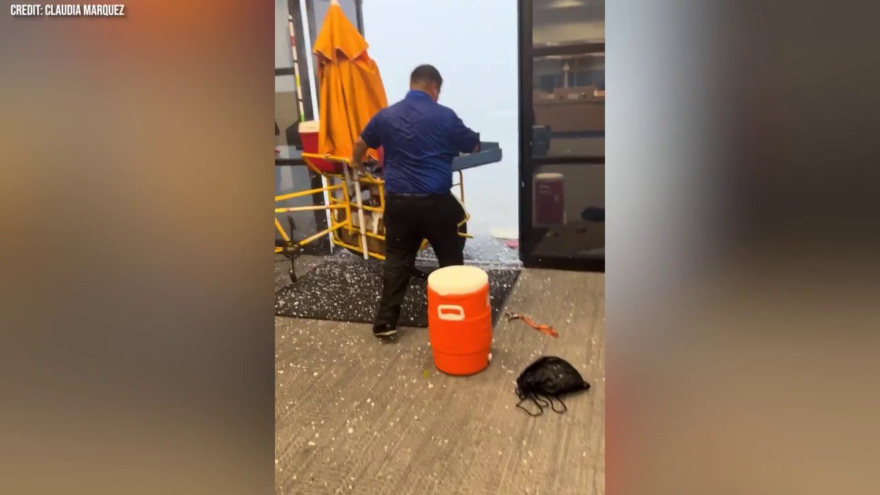 Bank employees rush to rescue food vendor and cart as powerful storm hits Phoenix