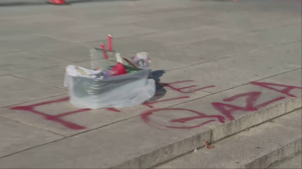 Стъпките на Мемориала на Линкълн са вандализирани с графити „Свободна Газа“, червена боя