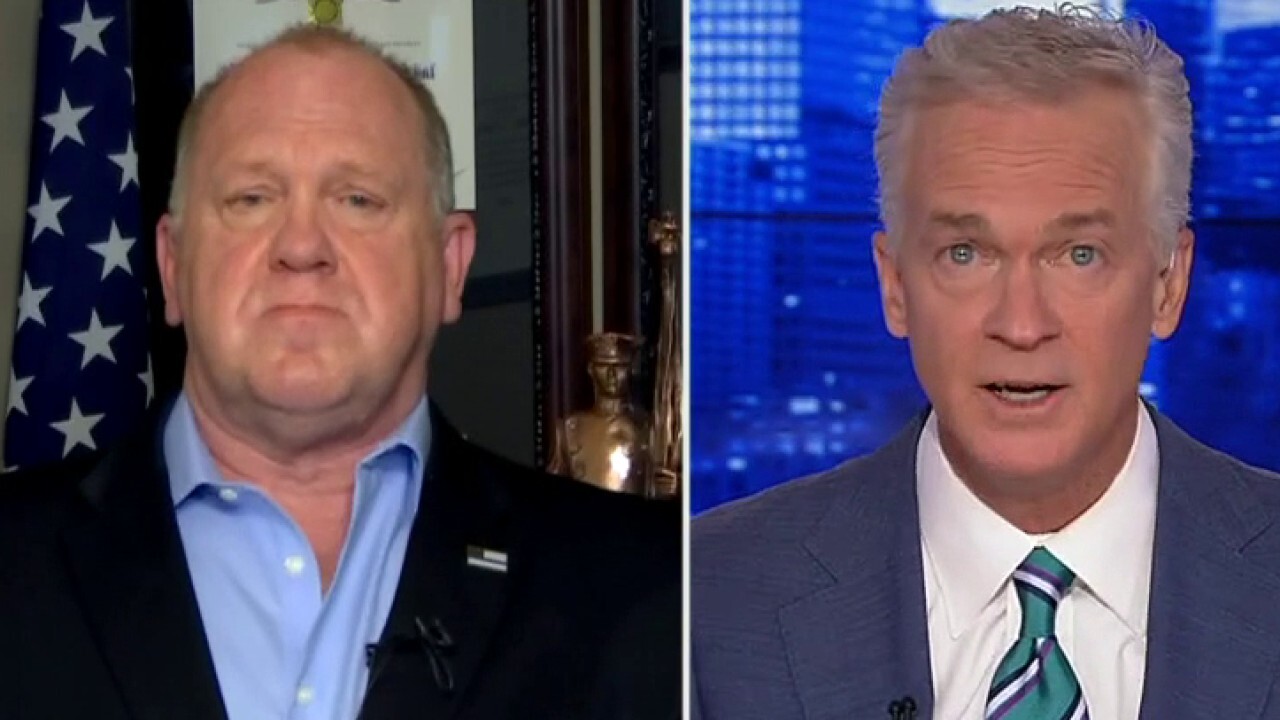 Tom Homan: Migrants photographed in Biden T-shirts at US-Mexico border suggest he's to blame