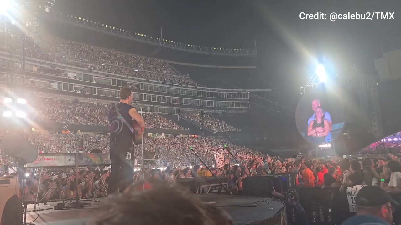 Coldplay`s Chris Martin calls out couple on Kiss Cam, sparking affair accusations