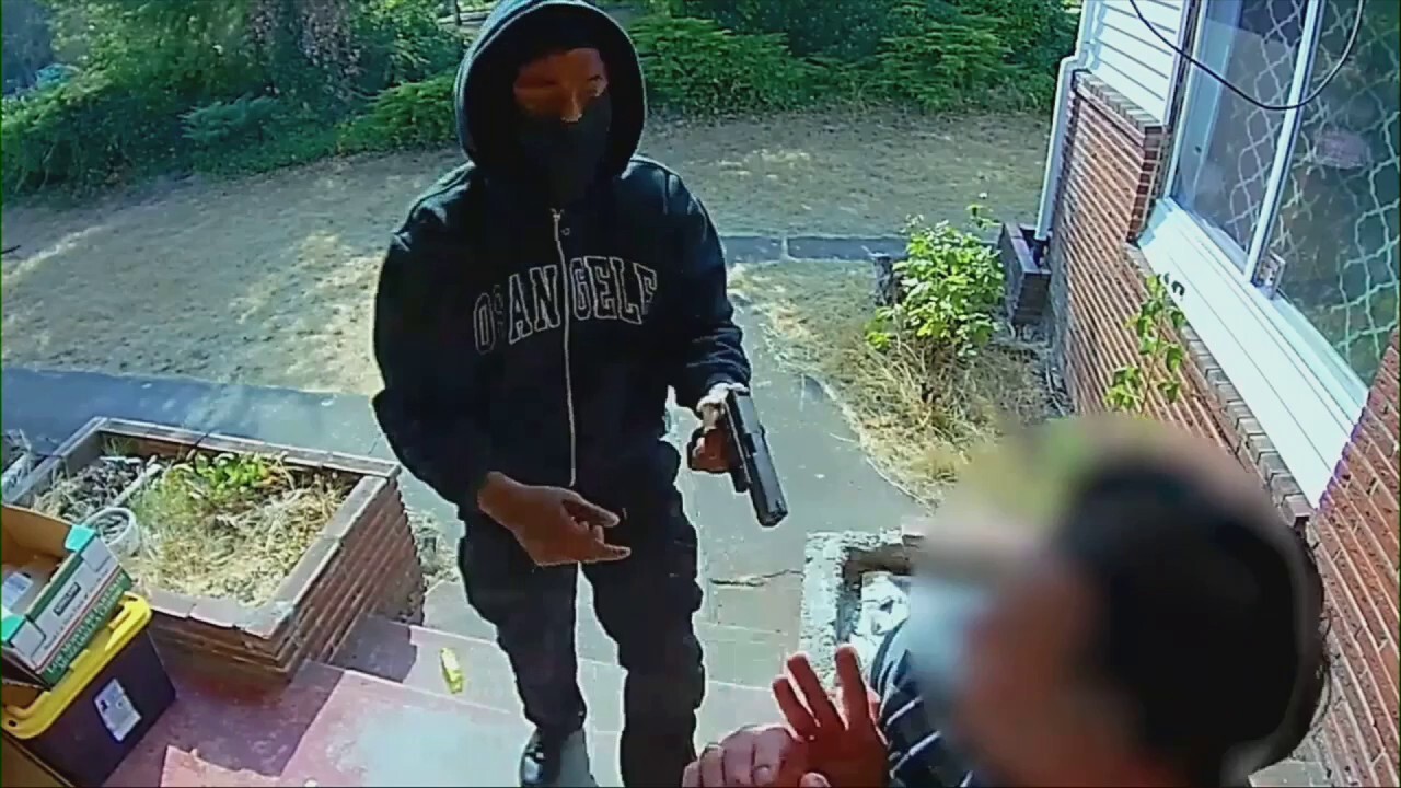 Masked suspects tase, rob Seattle man outside home