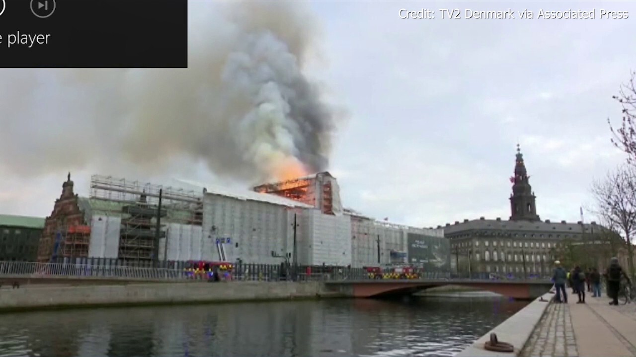 Пожар бушува в една от най-старите сгради в Копенхаген във
