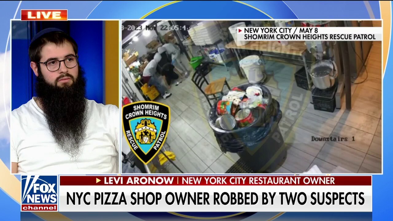 NYC pizza shop owner forced to get on the ground during robbery