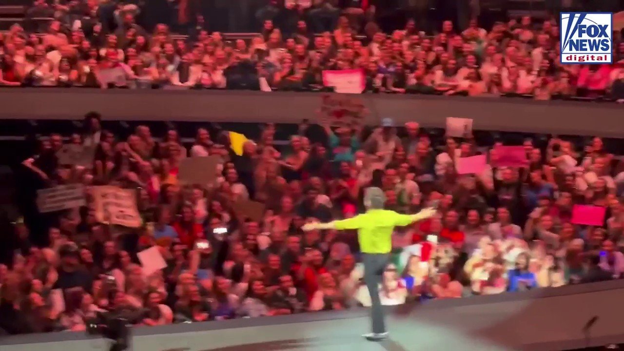 Harry Styles' mom gets birthday surprise at Madison Square Garden
