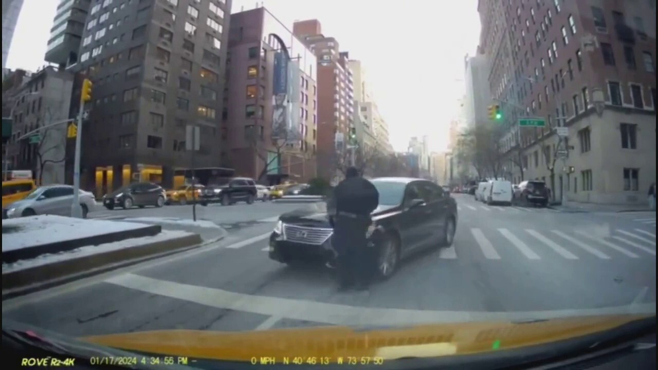 Шофьор от Ню Йорк, заснет на видео как умишлено прегазва полицай: `F--- тези ченгета`