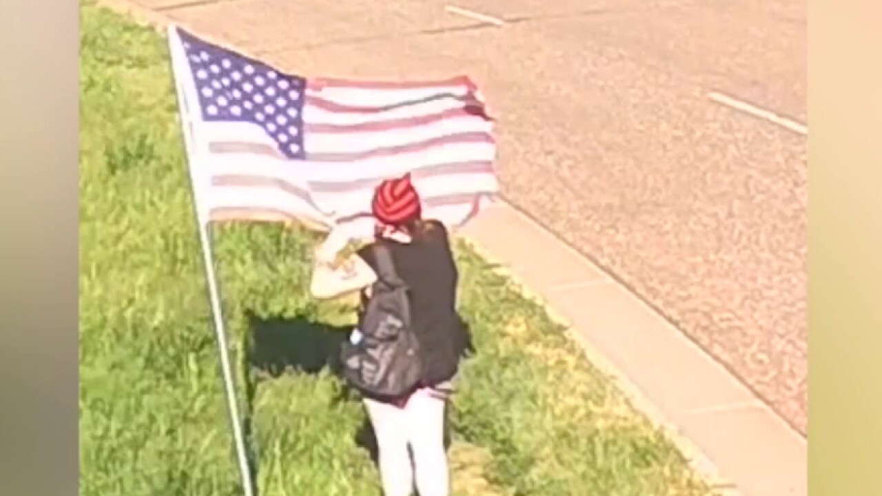 Полицията търси облечен в звезди бандит, уловен от камерата да къса американски знамена