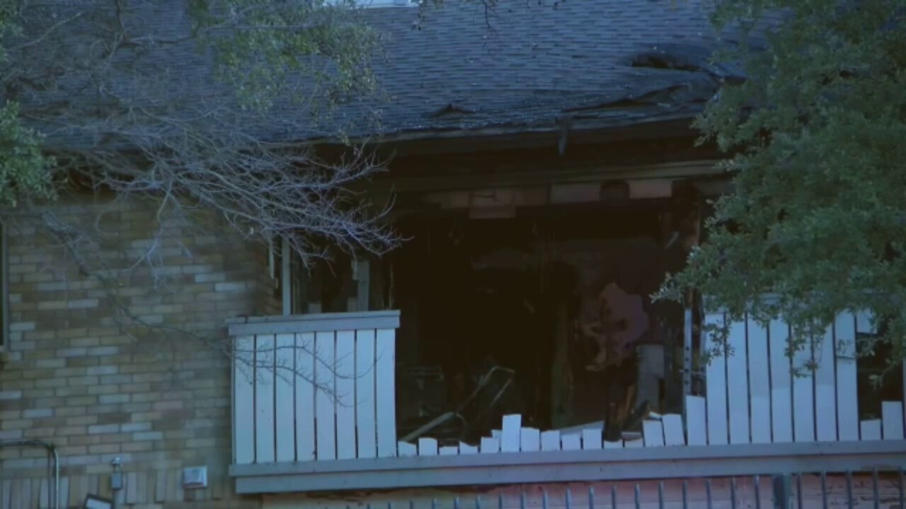 Въздухопречиствател, признат за спасяването на семейството по време на голям апартаментен пожар в Тексас