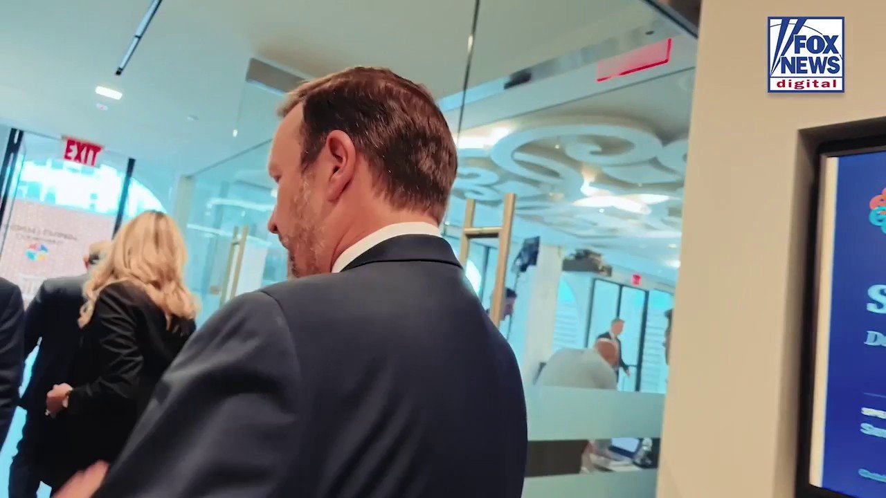 Chris Murphy gets defensive when pressed on Angie Nixon, Dem probe into Musk