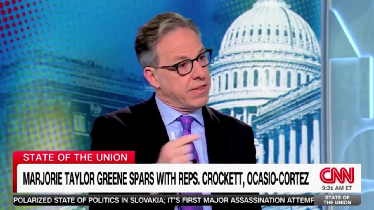 Водещият на CNN се изправя пред представителя Крокет относно нейния отговор на представителя Грийн по време на сблъсъка в Камарата на представителите: „Вие направихте същото нещо`