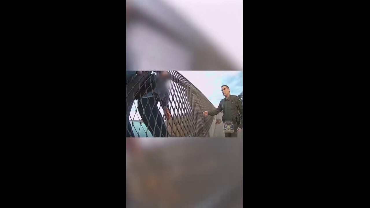 Видео показва моменти, в които полицаи от Кънектикът спасяват жена от скок от 100-футов мост