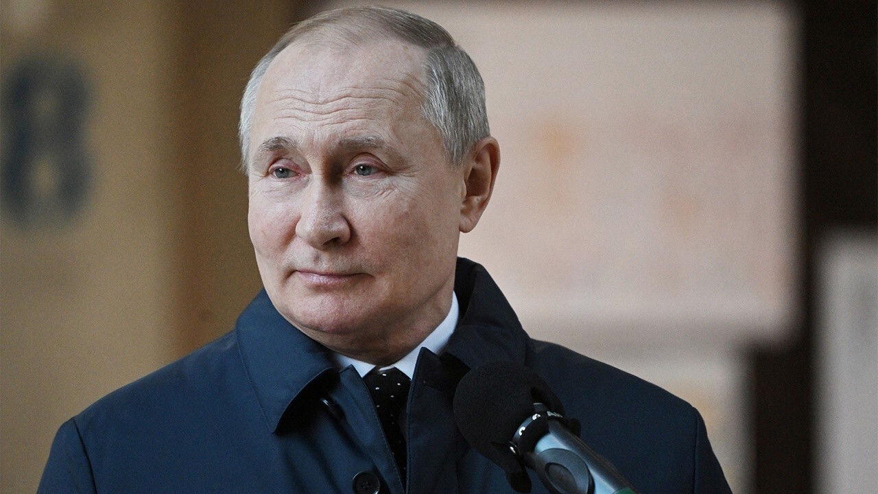 Putin bans Russian media outlets