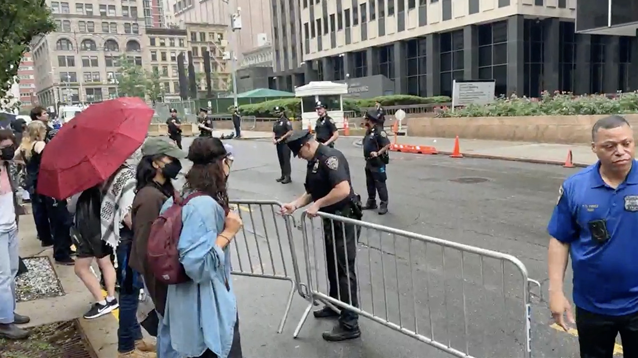 WATCH LIVE: Anti-ICE protesters stare down police in New York City