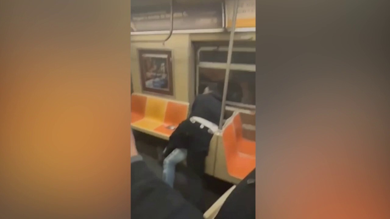 Драматично видео е уловило жестоко сбиване избухнало в метрото на