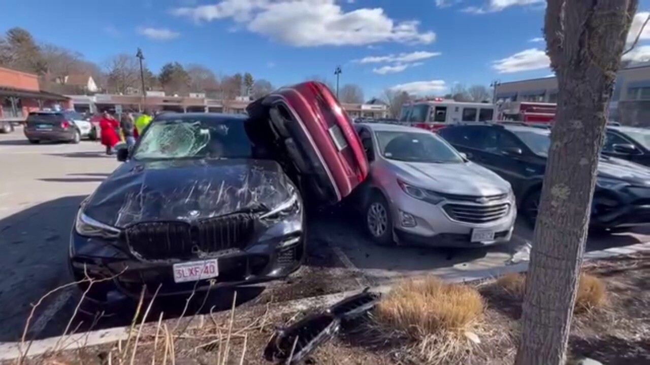 Шофьор спасен, след като кола се заклещи между две превозни средства при катастрофа на паркинг