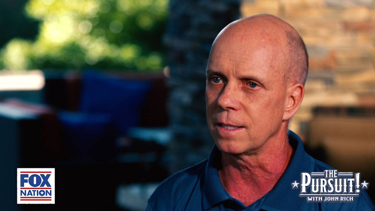 Scott Hamilton describes carrying the flag in the 1980 Winter Olympics