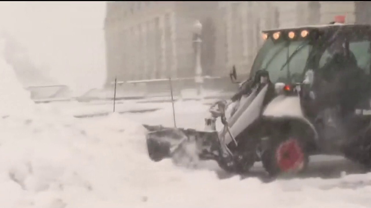 Washington metro region blanketed with snow, adding to holiday delays