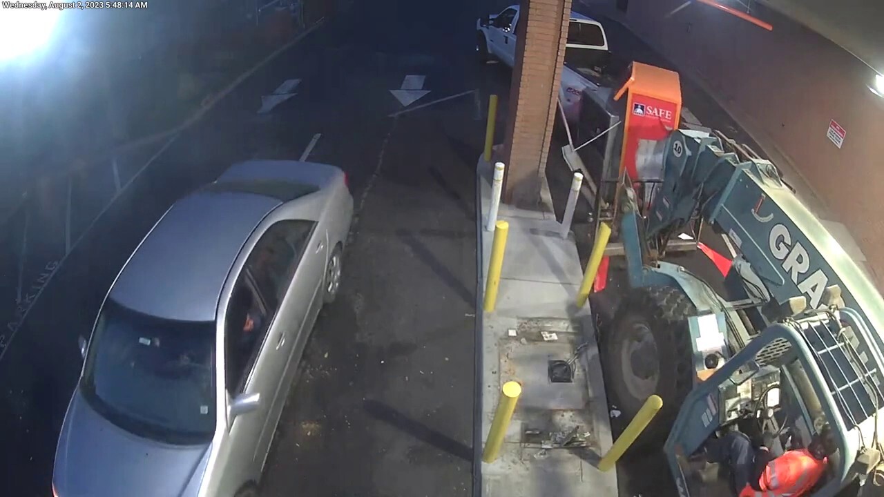 California thieves use forklift to steal ATM machine in Sacramento: video