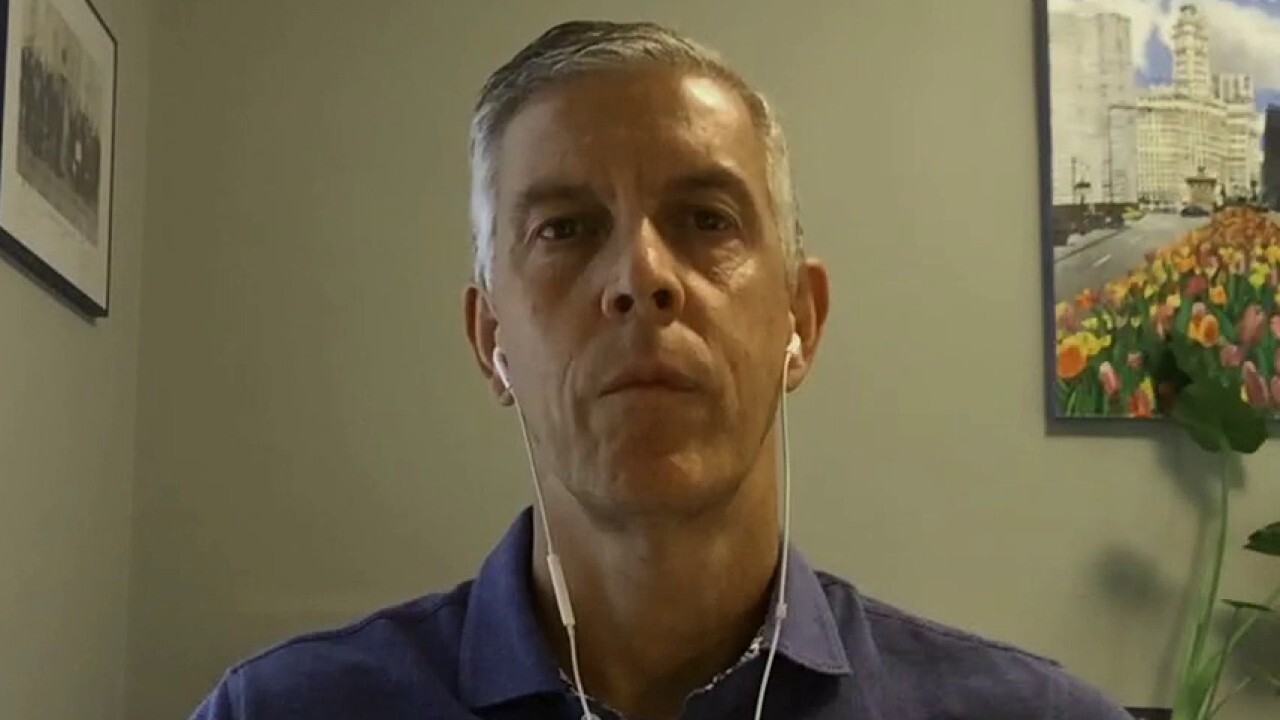 Arne Duncan reacts to kids testing positive for COVID-19: Lack of leadership puts schools in jeopardy