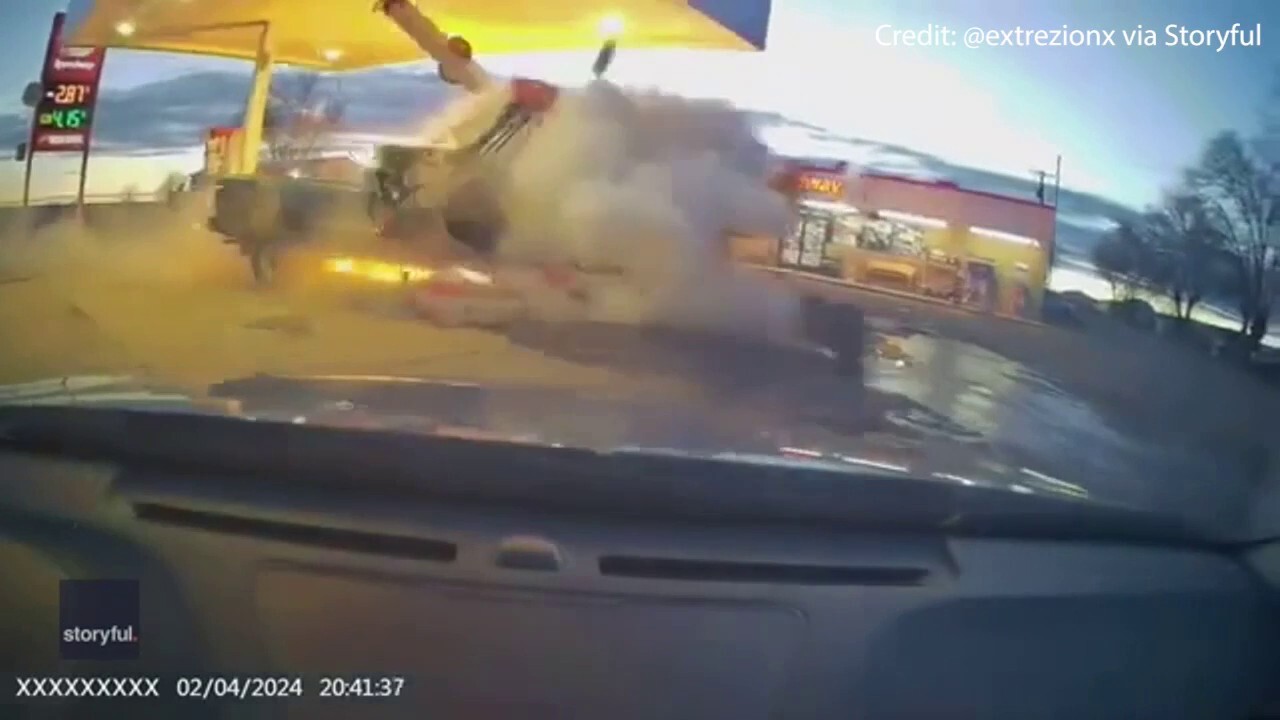 Камион се блъска в бензинови помпи в Ню Мексико, запалвайки огнена топка