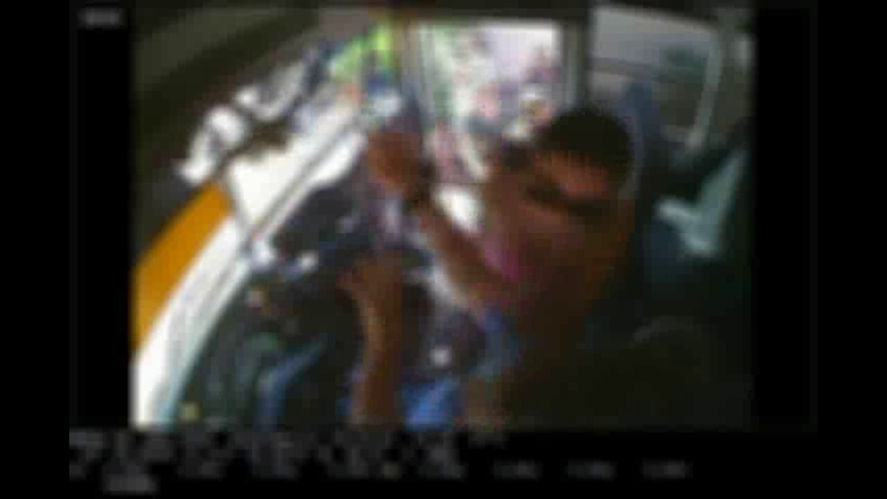 Видео показва как майка от Аризона напада насилствено шофьор на автобус пред очите на 11 деца: полиция