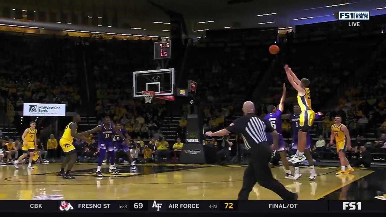 Iowa's Payton Sandfort drills 3-pointer as shot clock expires, tying game vs. Washington