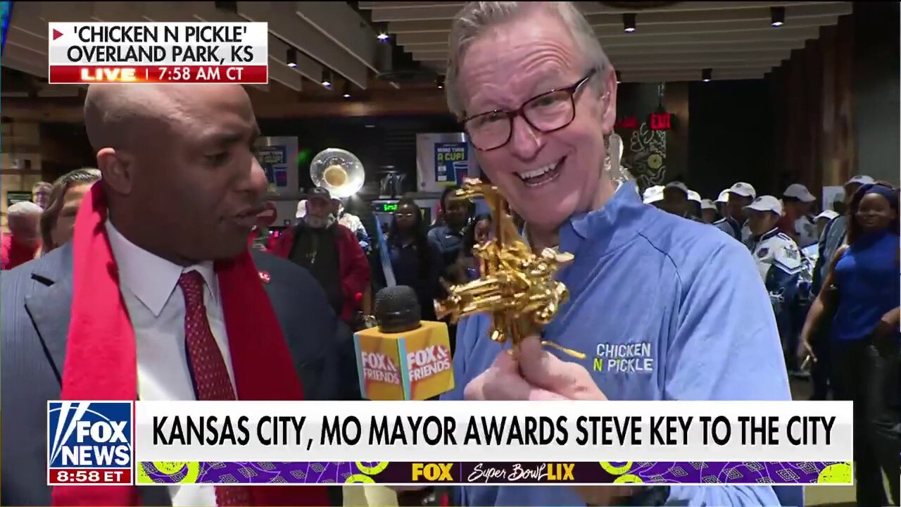 Steve Doocy awarded key to Kansas City