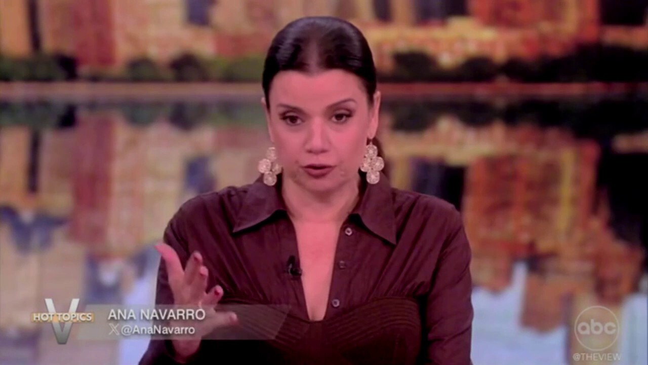 `The View` критикува NBC заради „презряното“ наемане на `shapeshifter` Рона Макданиел