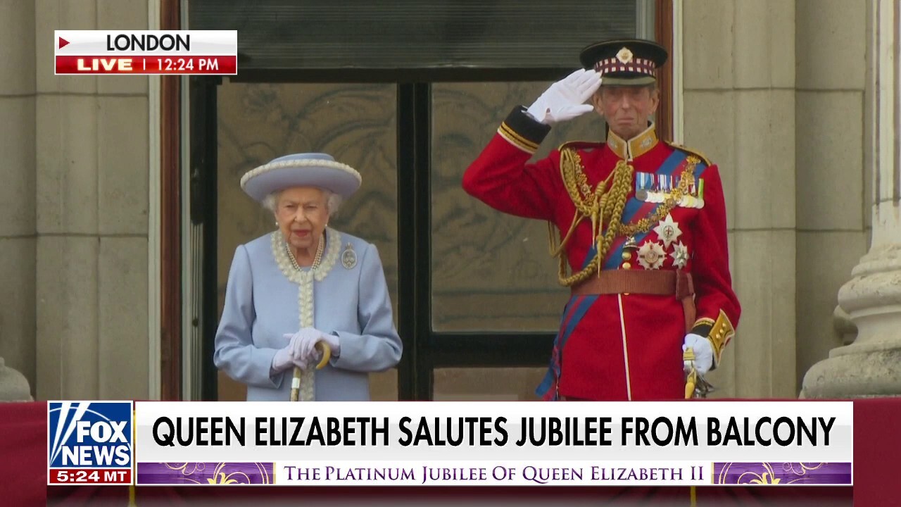 Queen Elizabeth salutes Jubilee from balcony