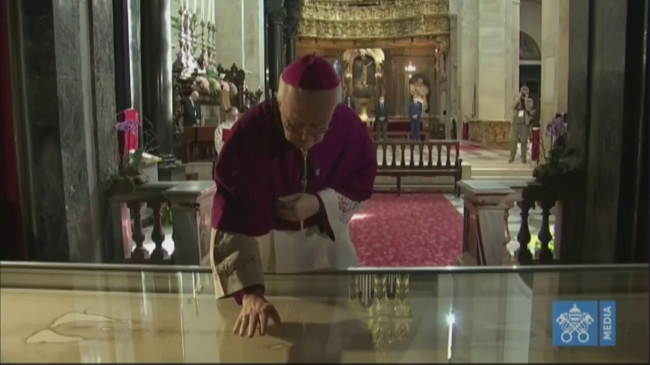 Shroud of Turin is presented, blessed at Easter Mass