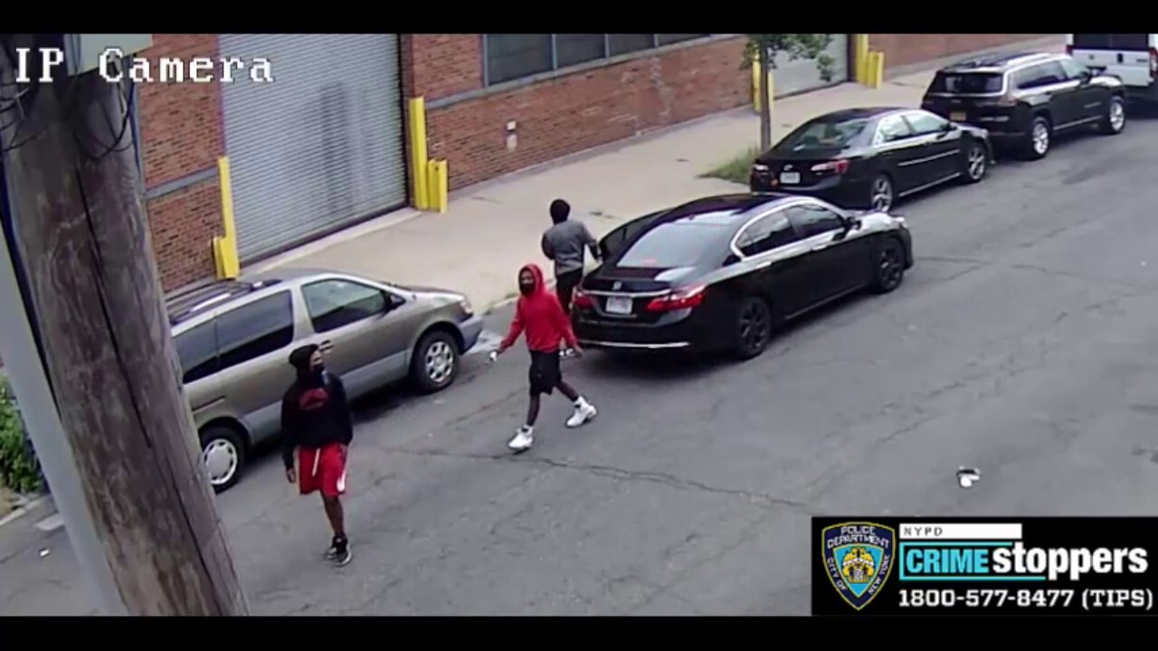 NYPD hunting for violent thieves behind attack on off-duty police officer
