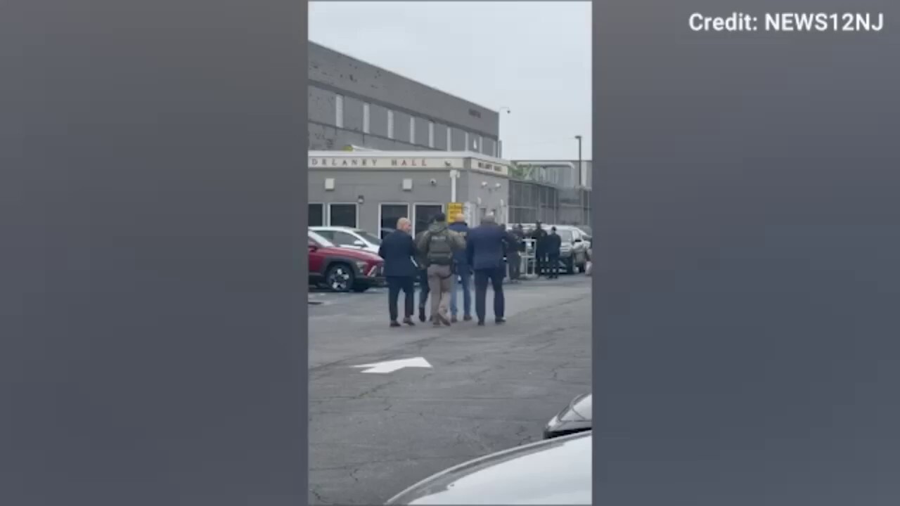 Членовете на Конгреса на Дем щурмуват леден затвор в Ню Джърси, за да проведат „Надзор на посещението“: „Хората заслужават достойнство“ 