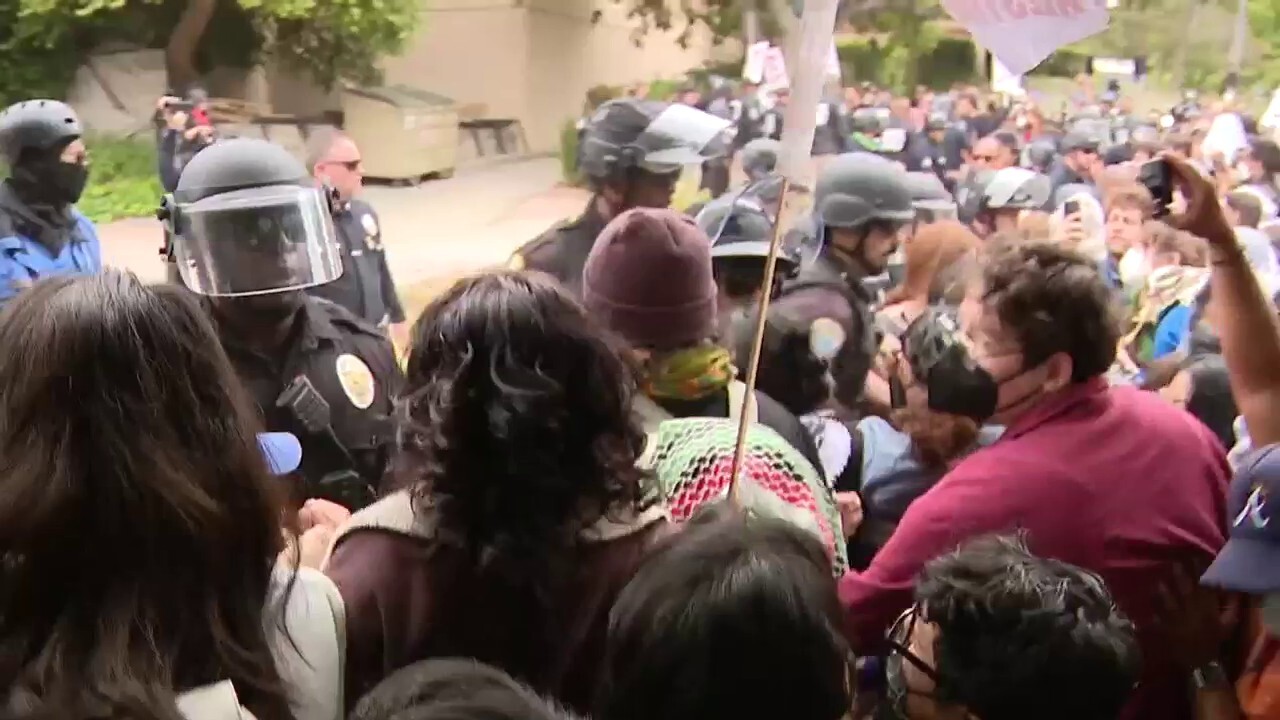 Протестиращите срещу Израел в Калифорнийския университет в Лос Анджелис влязоха в сблъсък с полицията, след като блокираха достъпа до сградите на кампуса