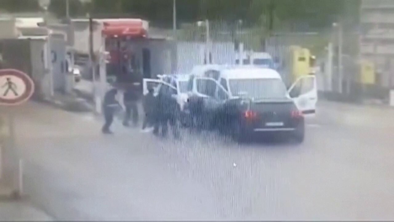 „Безпрецедентно“ издирване във Франция, след като въоръжени лица арестуваха гангстер, известен като „Мухата“, излязоха от затвора, убиха 2 пазачи