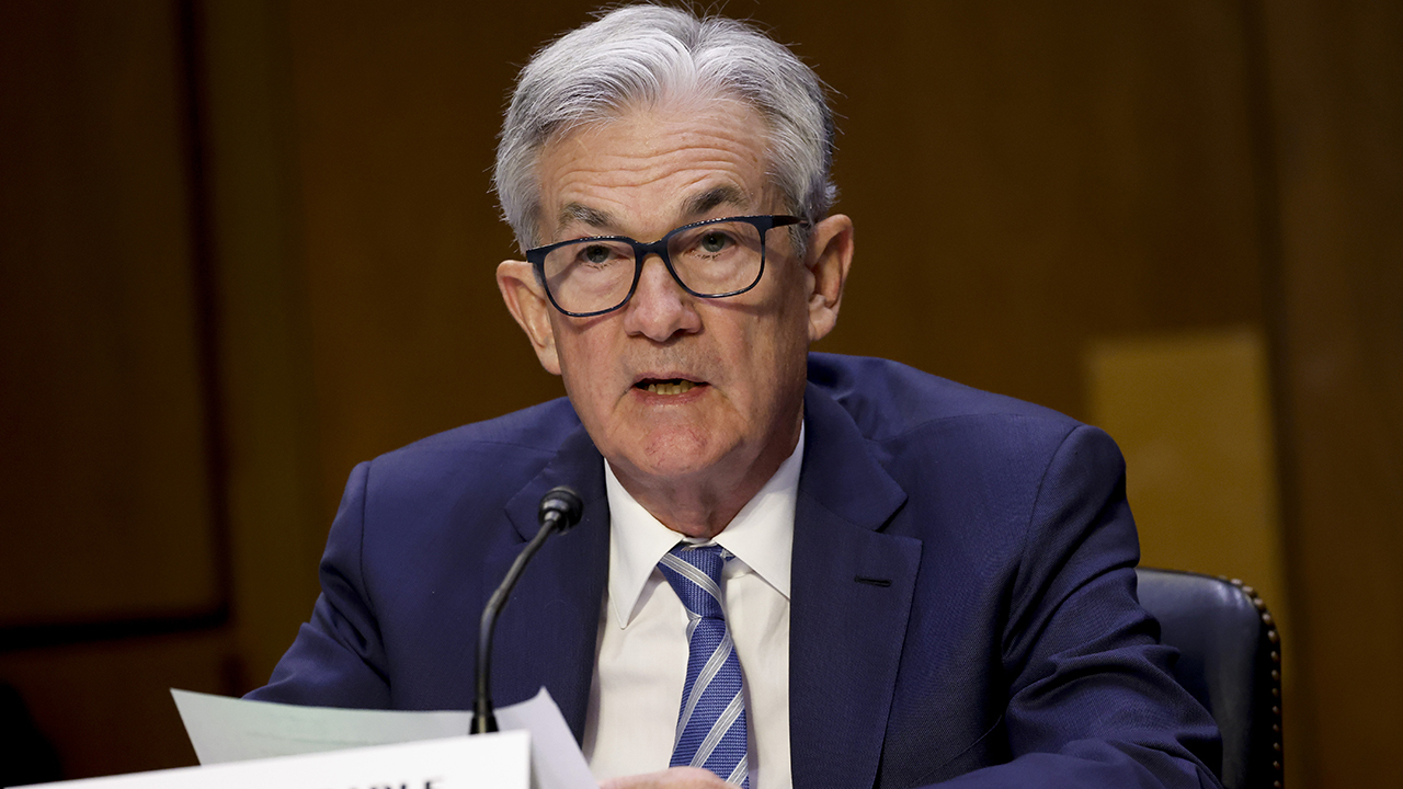 Federal Reserve Chairman Jerome Powell delivers remarks to investors ...