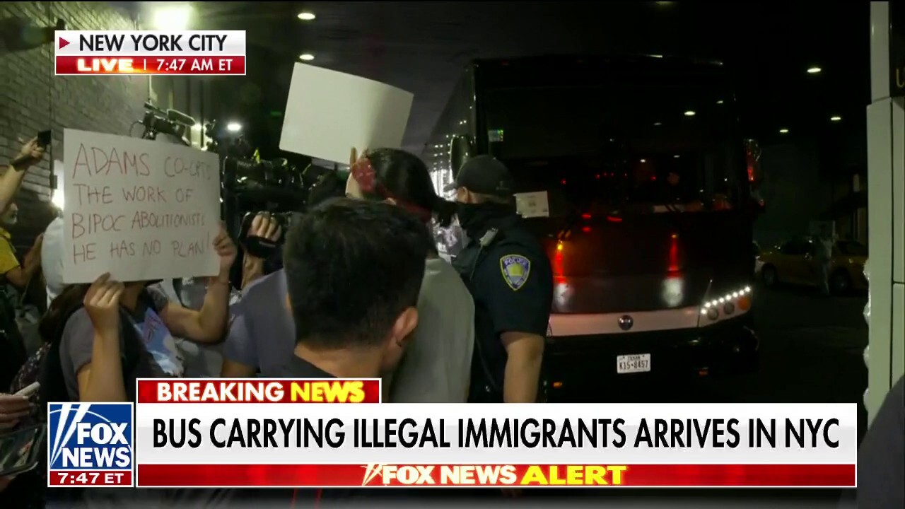 Bus of illegal immigrants from Texas arrive to NYC