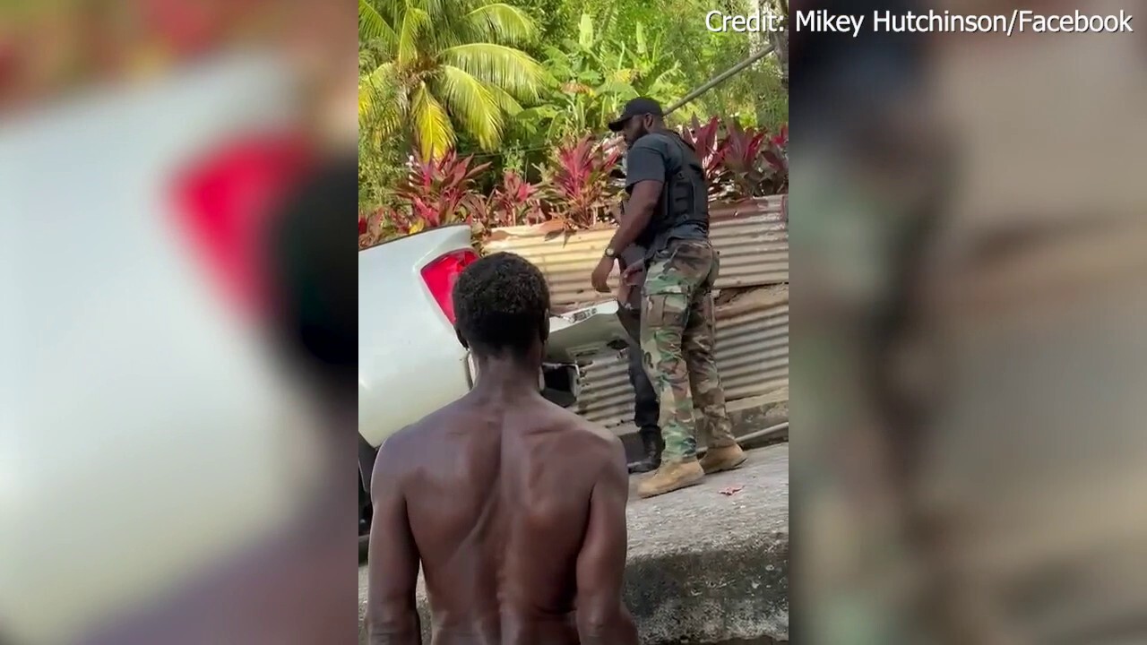 Окървавен заподозрян в отвличането на карибска яхта на изчезнали американци, хвърлен в камион по време на арест, видео показва