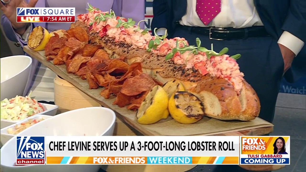 Chef serves up massive lobster roll to ‘Fox & Friends Weekend’ co-hosts