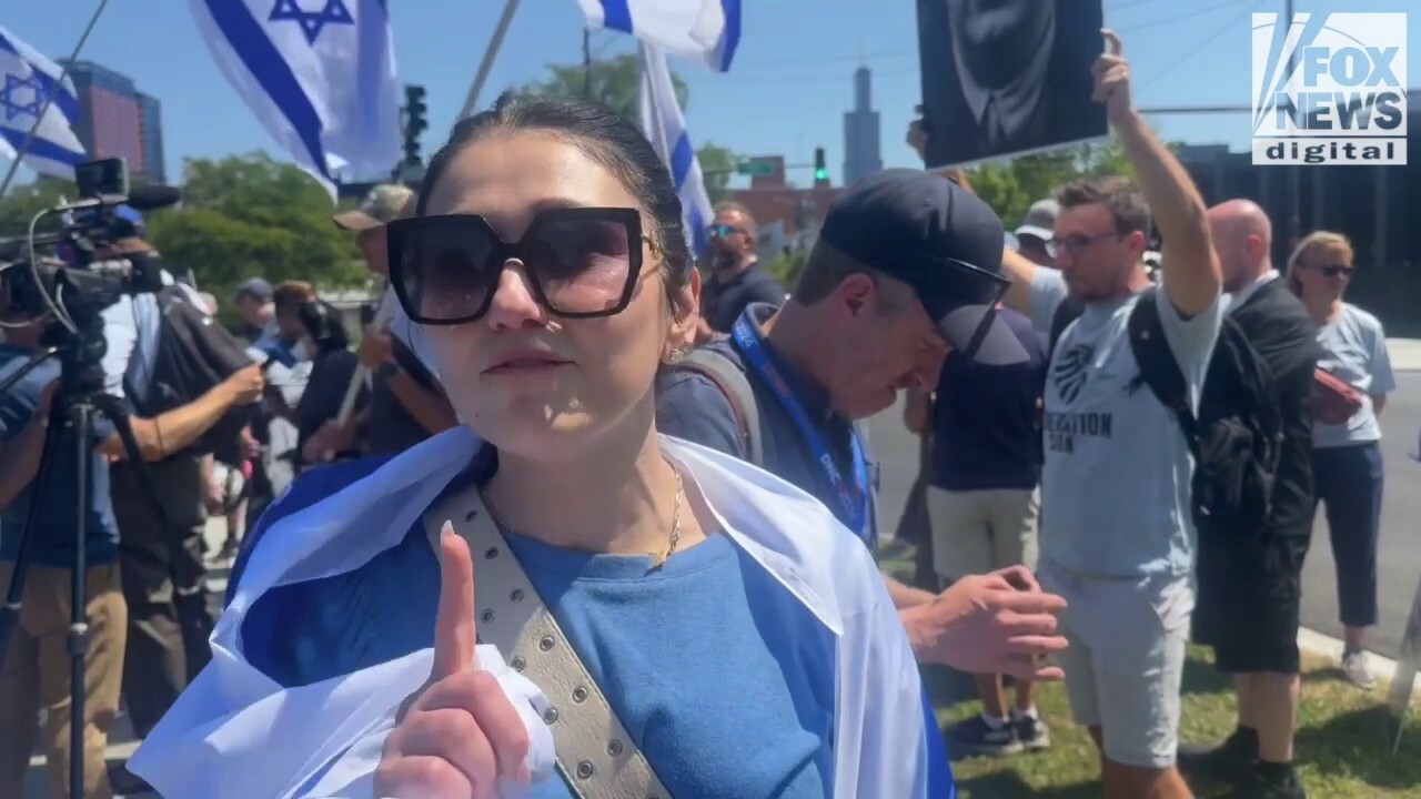 Pro-Israel counter protesters show up at the Democratic National Convention