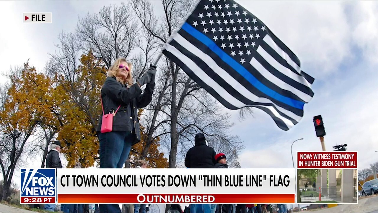 Град Кънектикът отказва да развее знамето с „антагонистична“ „тънка синя линия“ в чест на загиналия войник