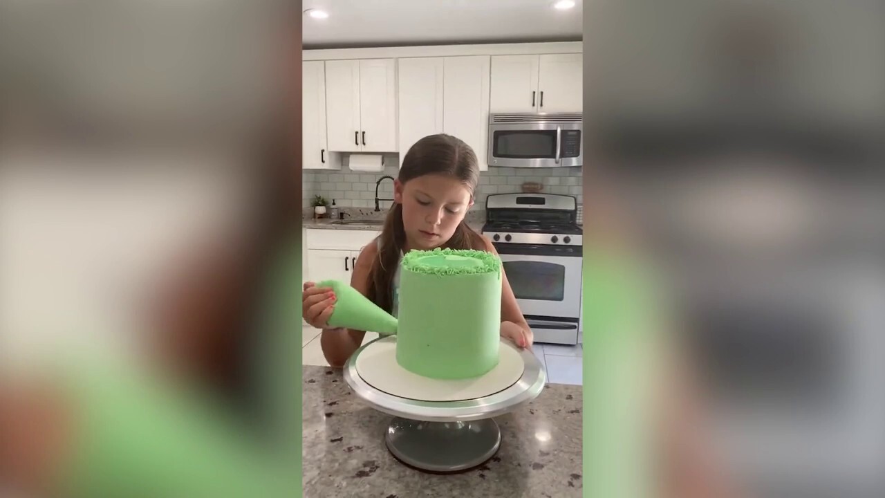 Момиче от Ню Йорк, 9, пече торти за радост на сърцето си, печели доста пени само от бакшиши