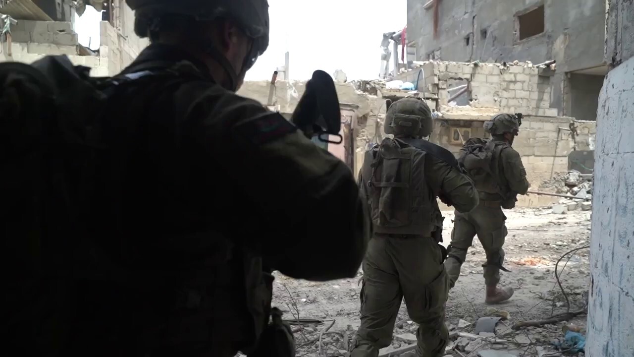 Войски на IDF нахлуха в комплекс на Хамас, завладяха склад с оръжия от скрит тунел в Рафах