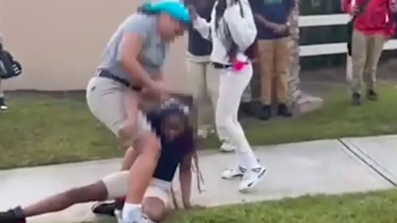 Родител, непълнолетен във Флорида, арестуван след сбиване с други на спирка на училищния автобус: видео