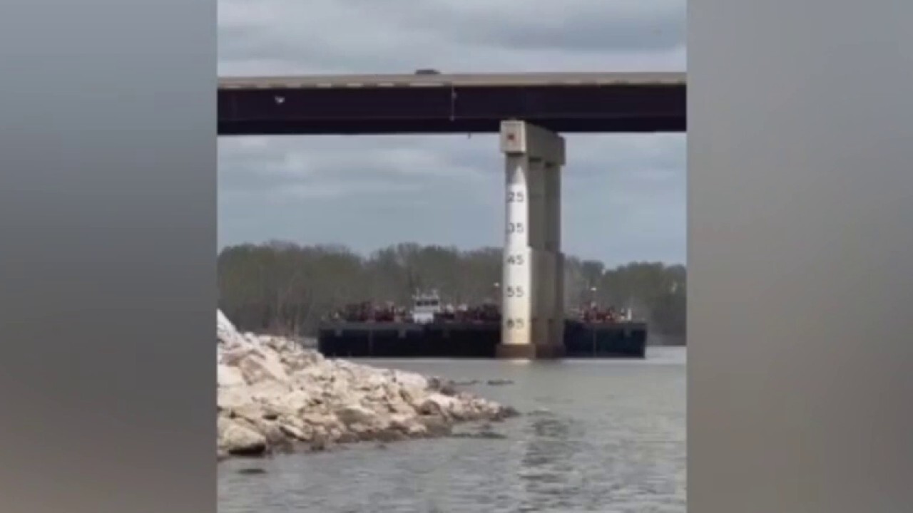 Голям шлеп се удари в мост над река Арканзас в
